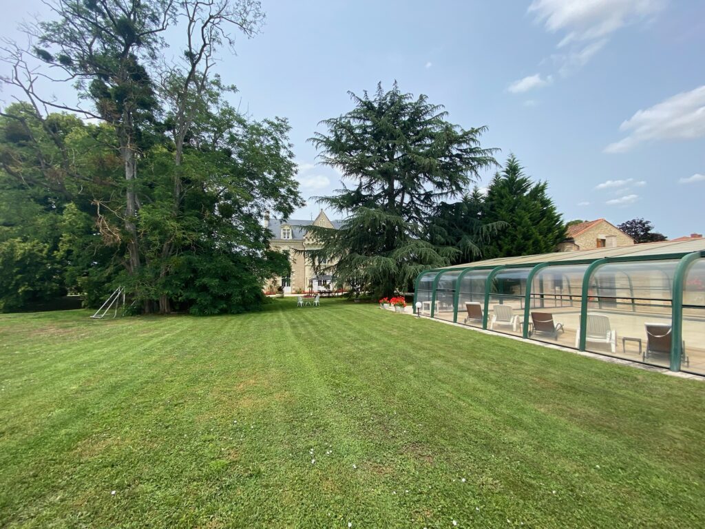 Parc avec piscine_gite de groupe_Clos de Joco_deux sevres
